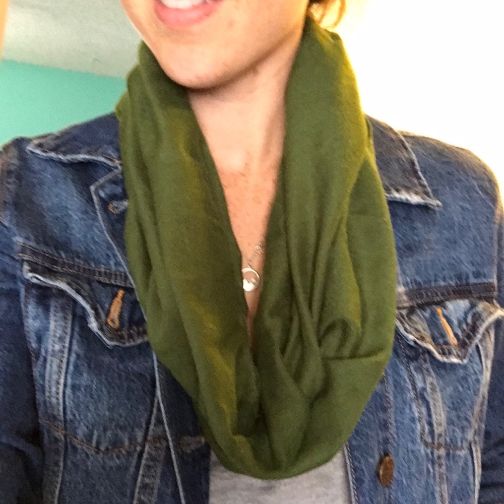 Perfect forest green infinity scarf! ☀️🌲🌸